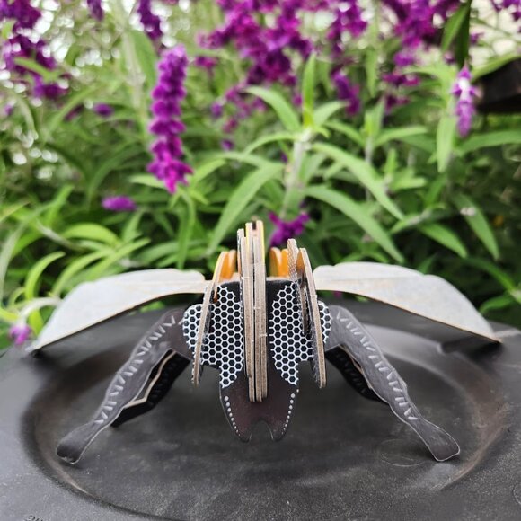 HONEY BEE MODEL Flapping Wing Eco Friendly Cardboard Honeybee Bee Figure - Picture 9 of 11